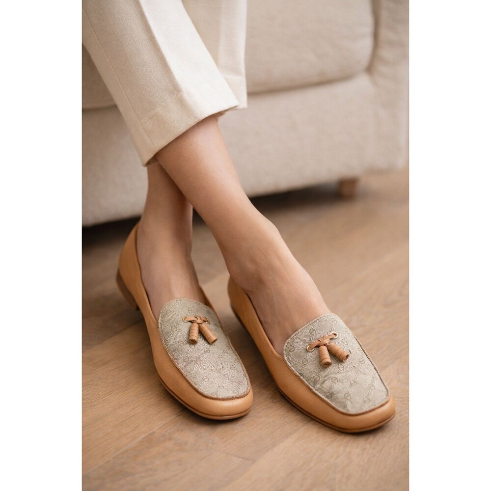 Etienne Aigner Tassel Loafers Womens 8.5 Narrow Paisley Front Panel Light Tan
